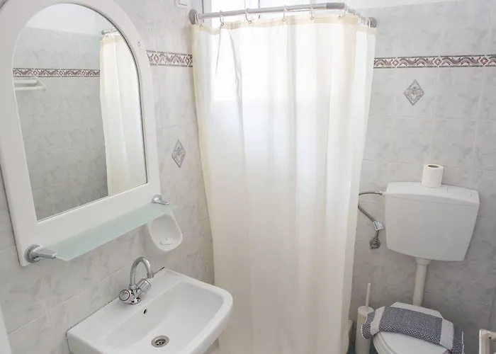 Louiza מלון פארוס